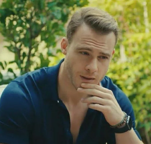 Kerem Bürsin • @dark_giif Kerem Bürsin • @dark_giif - человеческое лицо