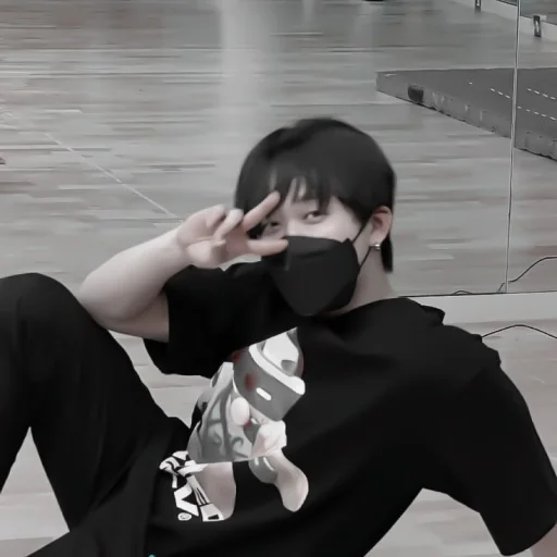 あ 𝘤𝘩𝘢𝘯𝘨𝘣𝘪𝘯 :; by @seduiisantee あ 𝘤𝘩𝘢𝘯𝘨𝘣𝘪𝘯 :; by @seduiisantee - person