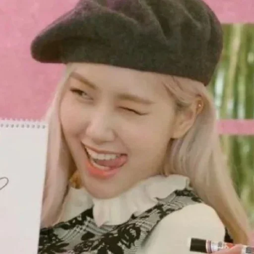 ROSÉ @rosesdaily ROSÉ @rosesdaily -
